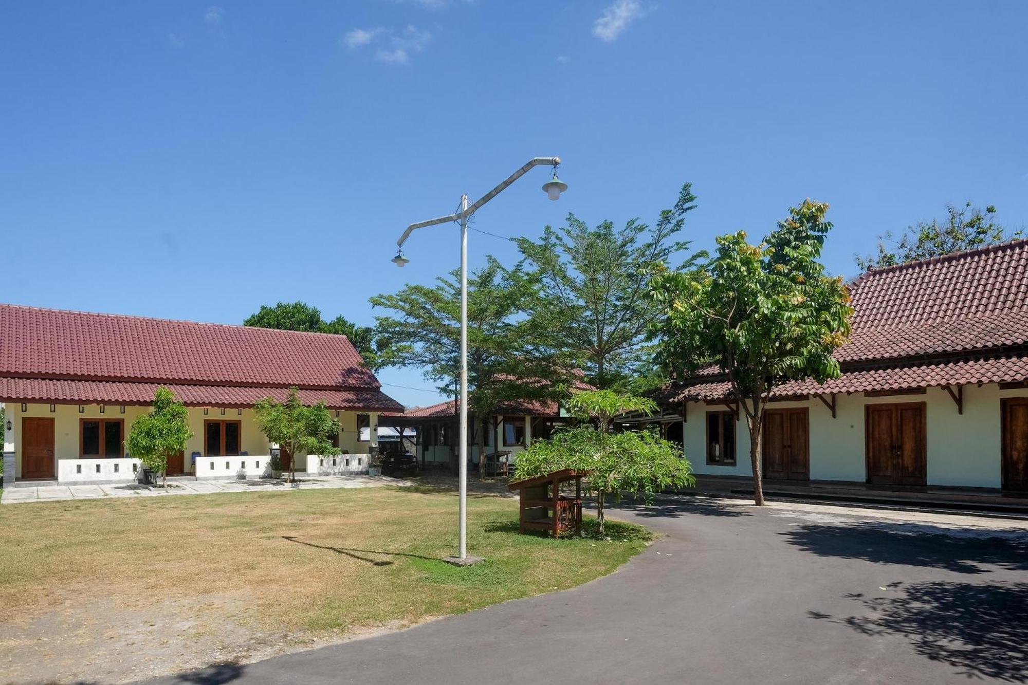 Reddoorz Syariah Near Alun Alun Wonosari Otel Dış mekan fotoğraf